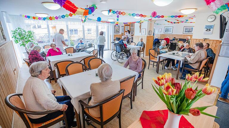 Um 11.30 Uhr füllt sich der Speisesaal im zweiten Stock, die Bewohner im 'Haus der Familie' kommen zum Mittagessen.