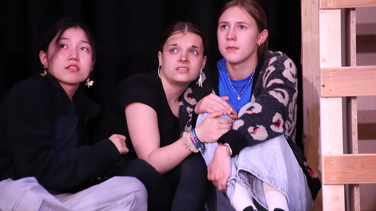 Musical River Queen am Egbert-Gymnasium Münsterschwarzach: Blick vor und hinter die Kulissen bei der Probe.