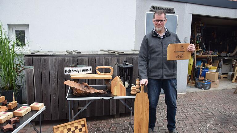 Mit seinem Nebengewerbe 'Holzdesign Arnold' entwirft und gestaltet der Wiesenfelder Steffen Arnold Holzprodukte aus Edelhölzern, die teils mit eigenen Logos gekennzeichnet sind.