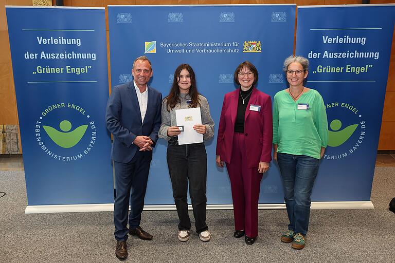 Umweltminister Thorsten Glauber (links) übergab den Grünen Juniorengel an Matilda Friedel aus Schönau (Zweite von links). Mit im Bild sind ihre Mutter Daniela Friedel (rechts) und Bürgermeisterin Sonja Rahm. Umweltminister Thorsten Glauber (links) übergab den Grünen Juniorengel an Matilda Friedel aus Schönau (Zweite von links). Mit im Bild sind ihre Mutter Daniela Friedel (rechts) und Bürgermeisterin Sonja Rahm.