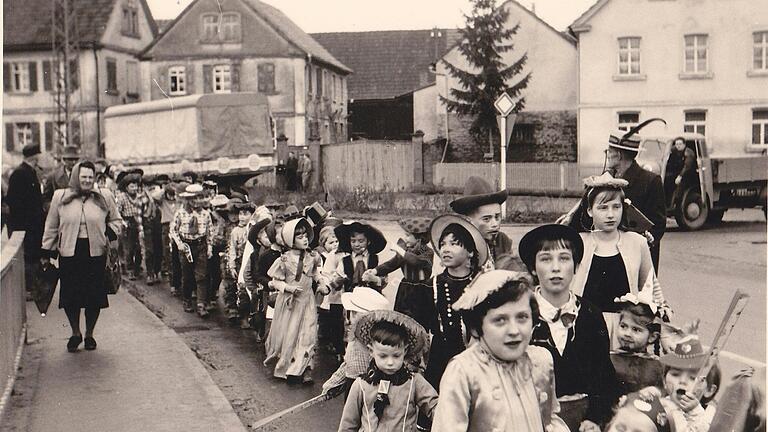 An der Hauptstraße entlang führte früher der Faschingszug in Euerbach. Das Gebäude ganz links ist mittlerweile dem neuen Krippenkindergarten mit Seniorentagespflege gewichen. An der Hauptstraße entlang führte früher der Faschingszug in Euerbach. Das Gebäude ganz links ist mittlerweile dem neuen Krippenkindergarten mit Seniorentagespflege gewichen.