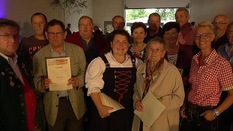 Die Vorsitzende des Musikvereins Zell, Uschi Roppelt-Gehring (2. v. r.) übergab die Ehrenurkunden an die anwesenden Mitglieder: Gerhard Ulrich, Norbert Männling, Willi Amann, Berthold Beck, Norbert Schamberger, Andrea Echaniz Gerhard, Claudia Wirth, Edith Rhein, Udo Müller, Marliese Vepschek, Hartmut Mahr, Hartmut Beck, Alois Müller.