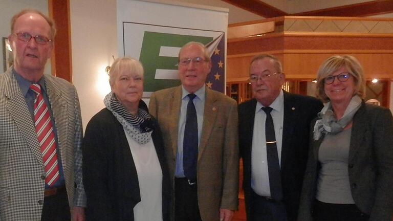 Dieter Galm (in der Mitte) wurde mit der Ehrennadel in Gold     geehrt, unser Foto zeigt ihn mit dem engeren Vorstand. Rudi Deier       -  Dieter Galm (in der Mitte) wurde mit der Ehrennadel in Gold     geehrt, unser Foto zeigt ihn mit dem engeren Vorstand. Rudi Deier