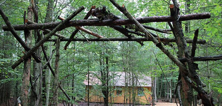 Eine idyllische Einöde mitten im Wald: der Volkacher Waldkindergarten 'Waldbande'.