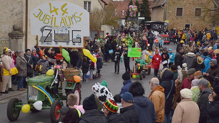 Angeführt wurde der 44.Jubiläumszug mit einem großen Schild auf einem alten Dieselross. Dahinter die App-Gruppe und der Wagen der Rockgruppe Kiss.