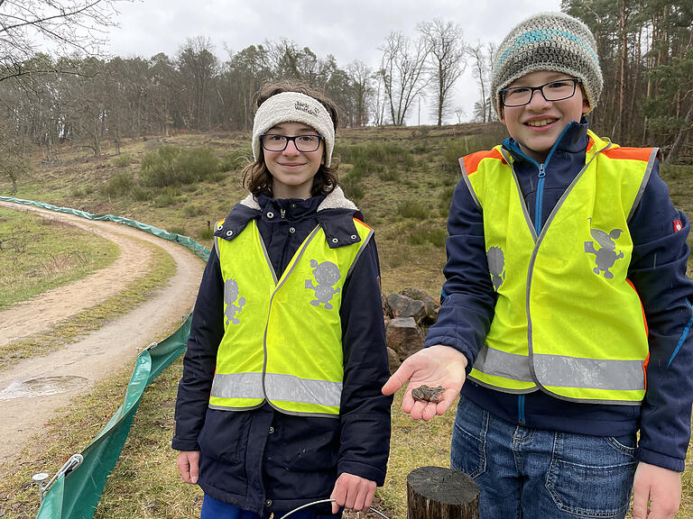 Für Magdalena und Matthias Kreser gehört Umweltschutz zum Alltag dazu. Scheu, einen Springfrosch anzufassen, haben die Geschwister nicht.