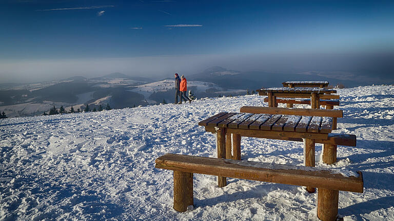 Auch bei Schnee und Kälte lohnt sich eine Wanderung auf einer der vielen Touren in der Region. Wo diese zu finden sind, erfahren Sie hier!