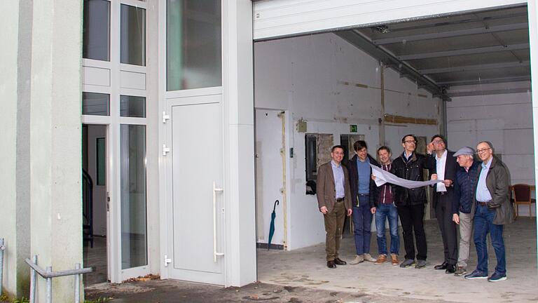 Das Gartenamt plant einen Ableger in der Gattingerstraße. Das Bild zeigt (von links) Finanz- und Personalreferent Robert Scheller, Hochbau-Chef Michael Altrock, Objektsteuerer Werner Eirich, Gartenamtsleiter Dr. Helge Bert Grob, Bürgermeister Martin Heilig, Volker Schmitz und Christian Grumbach vom Immobilienmanagement. Das Gartenamt plant einen Ableger in der Gattingerstraße. Das Bild zeigt (von links) Finanz- und Personalreferent Robert Scheller, Hochbau-Chef Michael Altrock, Objektsteuerer Werner Eirich, Gartenamtsleiter Dr. Helge Bert Grob, Bürgermeister Martin Heilig, Volker Schmitz und Christian Grumbach vom Immobilienmanagement.
