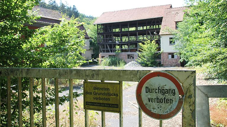 Die verfallende frühere Papierfabrik in Gräfendorf ist heute ein Lost Place.