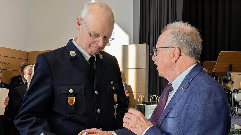 Neujahrsempfang Bad Bocklet - Feuerwehrmann Roland Zwirlein (FFW Winkels) wurde für seinen 50-jährigen Dienst in der Freiwilligen Feuerwehr vom stellvertretenden Landrat Emil Müller mit dem Großen Ehrenzeichen ausgezeichnet. Neujahrsempfang Bad Bocklet - Feuerwehrmann Roland Zwirlein (FFW Winkels) wurde für seinen 50-jährigen Dienst in der Freiwilligen Feuerwehr vom stellvertretenden Landrat Emil Müller mit dem Großen Ehrenzeichen ausgezeichnet.