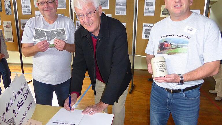 Lebendige Vergangenheit: Über den Besuch des ehemaligen Vorsitzenden des Vereins der Gaubahnfreunde Ochsenfurter Gau Günther Stock (Mitte) freuen sich Gaubahnfreunde Klaus Stäck (links) und Klaus Sieber, die die Ausstellung beim Marktfest organisiert haben.