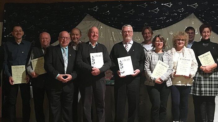 Urkunden beim TSV Sulzfeld an treue Mitglieder: Bernd Hering (von links), Klaus Mend, Erhard Pfaffl, Otto Johanni, Günther Stark, Willi Frieg, Waldemar Schweser, Dieter Köberlein, Birgit Lederer, Dagmar Broller, Charly Zehnder und Silvia Pfeiffer wurden ausgezeichnet.