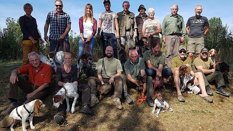 Etwas aufgeregt präsentierten sich die Hunde mit ihren Führern vor der Brauchbarkeitsprüfung der BJV-Kreisgruppe Haßfurt. Die Aufregung legte sich aber schnell, als alle Teilnehmer ihre Fähigkeiten dem Richterobmann Hermann Langguth (2. von rechts oben) nachwiesen und ihre jagdliche Brauchbarkeit von den Lehrgangsleitern Ursula Kilgenstein (links oben) und Rosel Hölzner (3. von rechts oben) bestätigt bekamen.