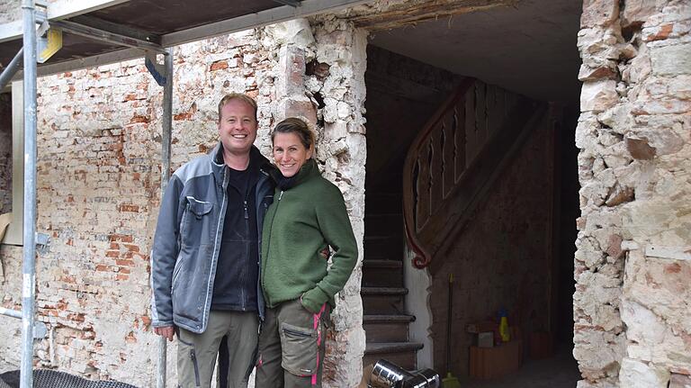 Sie scheuen die viele Arbeit nicht, die sie in ihr neues Heim stecken: Nicole Kuhn und Bastian Neder.