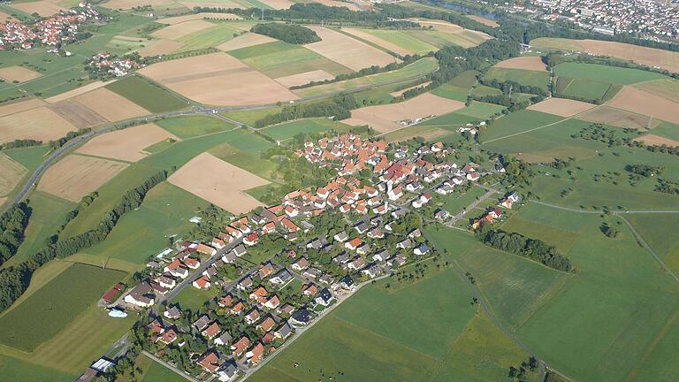 Der Südost-Spessart - hier der Blick auf Glasofen und Marienbrunn – zeigt sich heute reich an Ackerfläche. Da wollten die mittelalterlichen Reisekaiser auch hin: dass die Wälder gerodet und zu Ackerland wurden, die wiederum ihre Rasthöfe versorgen konnten.