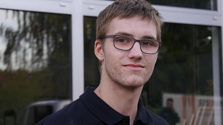 Michael Graber ist frisch ausgelernter Parkettleger der Firma Hannweber flooring in Dettelbach. Für seine praktische Abschlussprüfung wurde er mit der Note 1,8 bereits Landessieger. Michael Graber ist frisch ausgelernter Parkettleger der Firma Hannweber flooring in Dettelbach. Für seine praktische Abschlussprüfung wurde er mit der Note 1,8 bereits Landessieger.