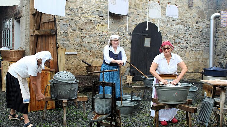 Die drei Waschfrauen im Fronhof ließen sich beim Stadtfest vom Wetter nicht die gute Laune verderben. Allerdings durften sie am Sonntag nicht mehr darauf hoffen, dass ihre Wäschestücke trocken werden.