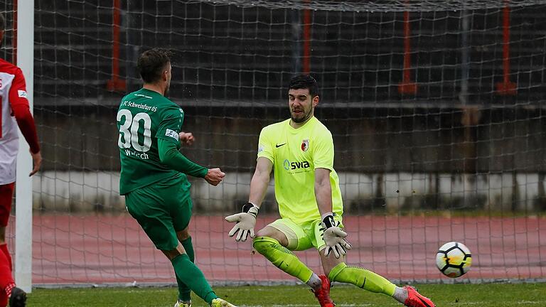 Die Wende: Der Schweinfurter Marius Willsch (grün) schiebt den Ball am Augsburger Torhüter Ioannis Gelios vorbei zum 1:1.Klaus Rainer Krieger       -  Die Wende: Der Schweinfurter Marius Willsch (grün) schiebt den Ball am Augsburger Torhüter Ioannis Gelios vorbei zum 1:1.Klaus Rainer Krieger