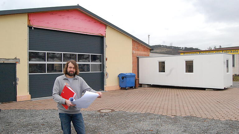 Der Bürocontainer wird durch einen verspiegelten Anbau ersetzt.