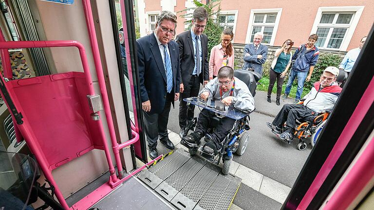 Ab Mitte Oktober werden Zug um Zug in den Straßenbahnen spezielle Rollstuhl-Rampen eingebaut, die den Einstieg für mobilitätseingeschränkte Menschen erleichtern sollen.