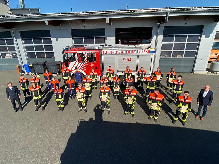 Das Foto zeigt (von links) Lehrgangsleiter Kreisbrandmeister Jürgen Fuß mit den erfolgreichen Lehrgangsteilnehmerinnen und Lehrgangsteilnehmern.