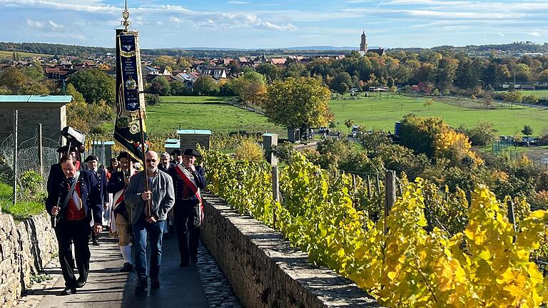Wallfahrtszug zum Kirchberg mit Blick auf Volkach. Wallfahrtszug zum Kirchberg mit Blick auf Volkach.
