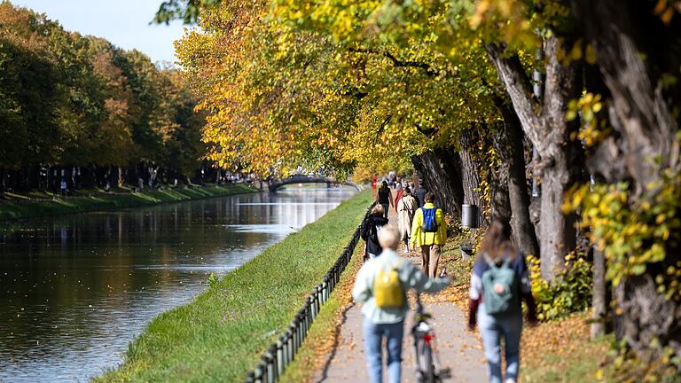Herbst in München       -  Nicht nur im Nymphenburger Park - in Parks mit alten Bäumen und vielen Wildtieren fühlen sich auch Zecken wohl. (Archivfoto)