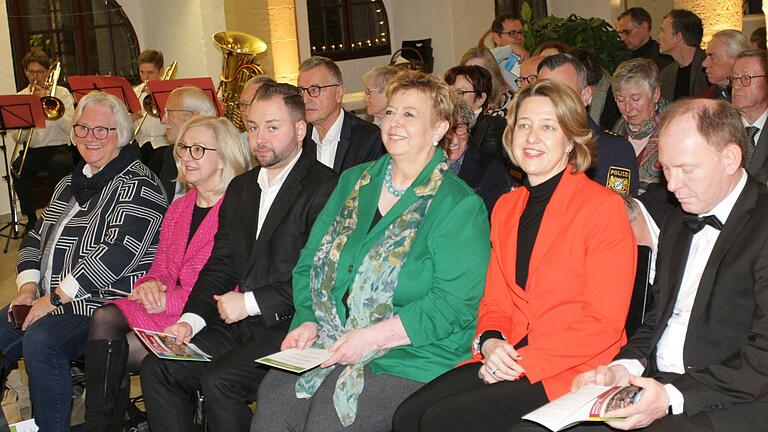 Die Vertreterinnen und Vertreter unterschiedlicher Parteien und Funktionen bildeten die farbenfrohe erste Reihe beim Kitzinger Neujahrsempfang. Die Vertreterinnen und Vertreter unterschiedlicher Parteien und Funktionen bildeten die farbenfrohe erste Reihe beim Kitzinger Neujahrsempfang.