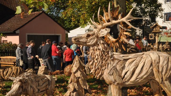 Holztag       -  Der Andrang war groß beim siebten Scheinfelder Holztag. Kein Wunder, gab es doch von Riesenmaschinen über filigrane Holzskulpuren und eine Greifvogelschau einiges zu entdecken.