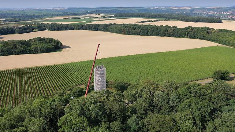 Bis Sommer 2020 wird die Konstitutionssäule in Gaibach restauriert. Die Flamme aus Bronze wurde abmontiert und wird neu vergoldet wieder auf das Denkmal gesetzt.