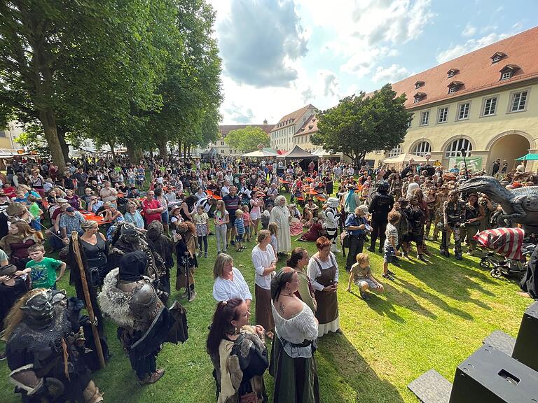 Das Fantasy-Festival versammelt Hunderte Mitwirkende und Tausende Besucherinnen und Besucher im weitläufigen Schloss-Areal. Das Fantasy-Festival versammelt Hunderte Mitwirkende und Tausende Besucherinnen und Besucher im weitläufigen Schloss-Areal.