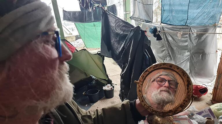 Körperpflege ist Eric Krieter sehr wichtig. Hier blickt er in seinen Spiegel, den er zum Bartstutzen benötigt. - Körperpflege ist Eric Krieter sehr wichtig. Hier blickt er in seinen Spiegel, den er zum Bartstutzen benötigt. Körperpflege ist Eric Krieter sehr wichtig. Hier blickt er in seinen Spiegel, den er zum Bartstutzen benötigt. - Körperpflege ist Eric Krieter sehr wichtig. Hier blickt er in seinen Spiegel, den er zum Bartstutzen benötigt.