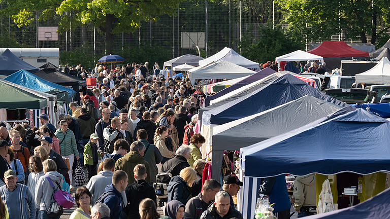 Der Rotkreuzflohmarkt am Schweinfurt Volksfestplatz ist einer der größten Trödelmärkte der Region. Unterwegs mit einer Schnäppchenjägerin.