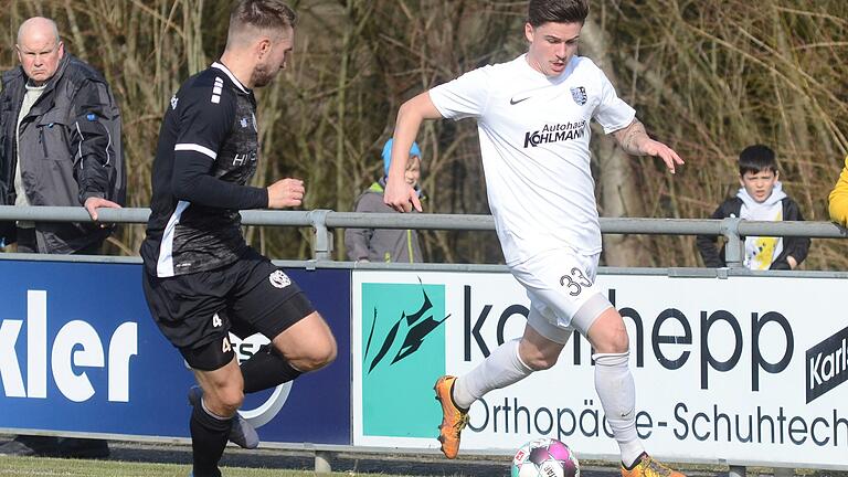 Joker Pascal Jeni (rechts auf einem Archivbild mit dem Gebenbacher Jan Fischer) erzielte in der Nachspielzeit den Siegtreffer für den TSV Karlburg.