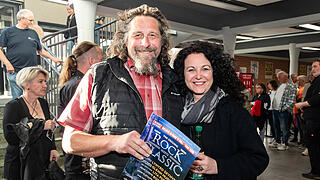 Begeistertes Publikum bei 'Rock meets Classic' am Sonntag 13.04.25 in der tectake Arena in Würzburg.