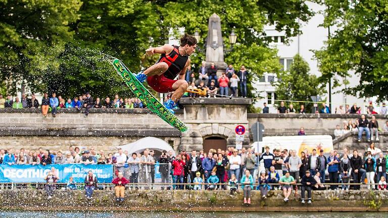 Hoch hinaus: Tolle Tricks und volle Ränge, so war es beim Wake Race im vorigen Jahr. Die Veranstalter hoffen, die Vorjahreszahl von über 10 000 Zuschauern noch zu übertreffen.