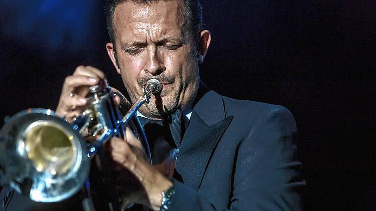 Vor über 1400 Jazzfreunden geben Star-Trompeter Till Brönner und sein Orchester ein viel umjubeltes Konzert auf der Karlstadter Karlsburg. Mit dem Auftritt macht sich die Stadt selbst ein Geschenk zum 25. Jubiläum der Reihe „Musik in historischen Häusern und Höfen“. Lange nachdem der letzte Ton verklungen ist, gibt es im Stadtrat Streit über die Unkosten. Bürgermeister Paul Kruck muss sich den Vorwurf anhören, er habe die Bilanz geschönt. Die Kritiker werfen die Frage auf, ob sich die Stadt ein solches Großereignis künftig überhaupt leisten könne. Vor über 1400 Jazzfreunden geben Star-Trompeter Till Brönner und sein Orchester ein viel umjubeltes Konzert auf der Karlstadter Karlsburg. Mit dem Auftritt macht sich die Stadt selbst ein Geschenk zum 25. Jubiläum der Reihe „Musik in historischen Häusern und Höfen“. Lange nachdem der letzte Ton verklungen ist, gibt es im Stadtrat Streit über die Unkosten. Bürgermeister Paul Kruck muss sich den Vorwurf anhören, er habe die Bilanz geschönt. Die Kritiker werfen die Frage auf, ob sich die Stadt ein solches Großereignis künftig überhaupt leisten könne.