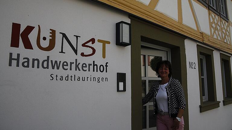 Heike Sittig wurde von der Marktgemeinde Stadtlauringen als Managerin für den Kunsthandwerkerhof eingestellt und freut sich schon auf die erste Ausstellung. Heike Sittig wurde von der Marktgemeinde Stadtlauringen als Managerin für den Kunsthandwerkerhof eingestellt und freut sich schon auf die erste Ausstellung.