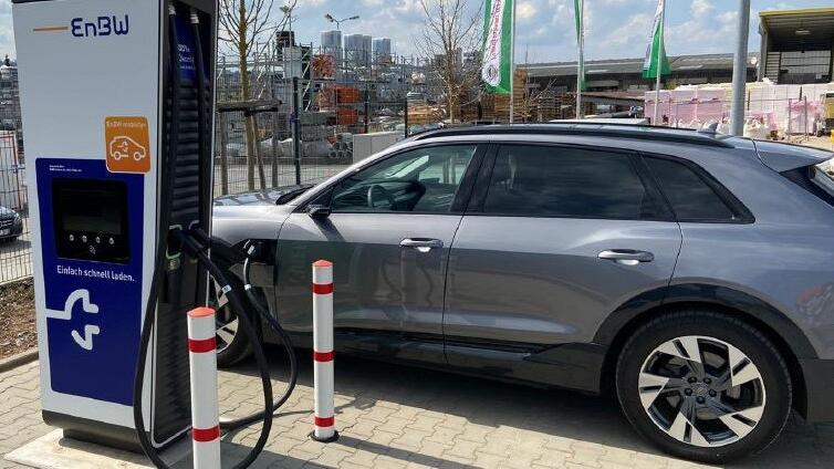 EnBW betreibt am Hagebaumarkt in Marktheidenfeld eine Schnellladestation für Elektroautos.