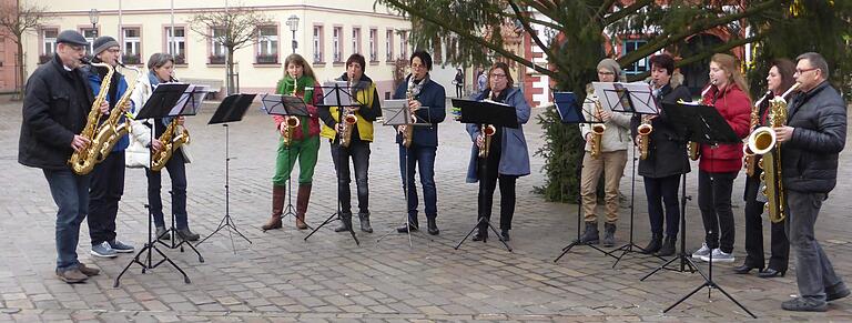 Alle Jahre wieder lädt das erweiterte Saxophon-Ensemble der Musikschule Karlstadt am 24. Dezember von 11 bis 12 Uhr unter dem Weihnachtsbaum auf dem Markplatz mit weihnachtlichen Melodien und unterschiedlichen Rhythmen zum Zuhören oder Mitsingen ein. (Archivbild)