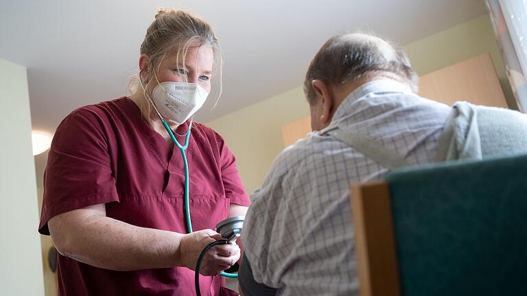 Seit fast drei Jahren sehen Bewohnerinnen und Bewohner von Seniorenheimen ihre Pflegekräfte nur noch mit Maske. Geht es nach kommunalen Einrichtungen in Bayern, soll damit jetzt Schluss sein.&nbsp;