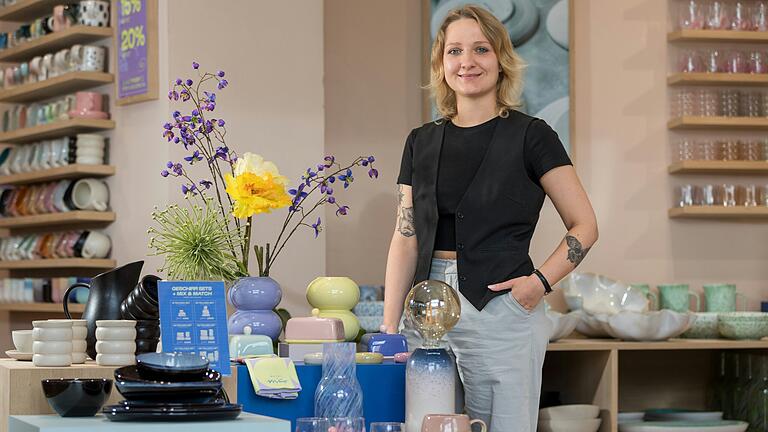 Liza Marie Brehm ist die Leiterin der 'Motel a Miio' Filiale in Würzburg. Sie und fünf weitere Mitarbeiterinnen und Mitarbeiter arbeiten in dem Geschäft am unteren Markt. Liza Marie Brehm ist die Leiterin der 'Motel a Miio' Filiale in Würzburg. Sie und fünf weitere Mitarbeiterinnen und Mitarbeiter arbeiten in dem Geschäft am unteren Markt.