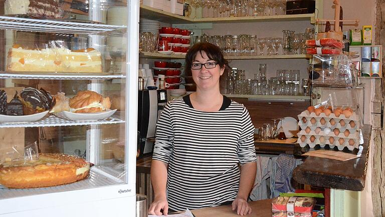 Silke Beck führt seit 2014 das Café ZwergRiese in Königsberg. Sie bietet dort regionale Produkte, Bio-Waren und unverpackte, plastikfreie Lebensmittel an. Silke Beck führt seit 2014 das Café ZwergRiese in Königsberg. Sie bietet dort regionale Produkte, Bio-Waren und unverpackte, plastikfreie Lebensmittel an.