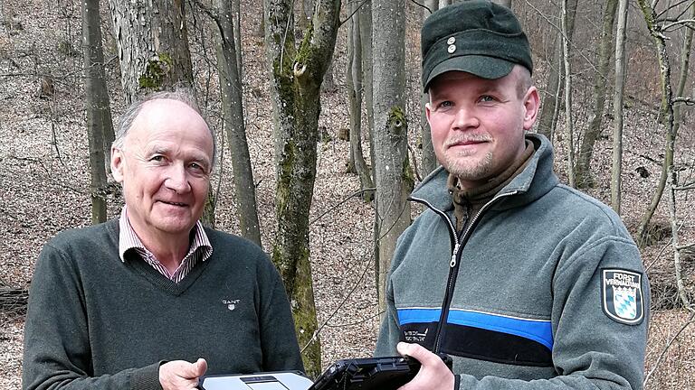 Förster Wolfgang Meiners (links) übergibt symbolisch die Datenbank seiner Reviere an Förster Jan Bergmann.