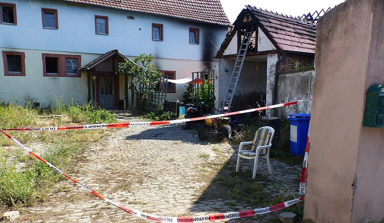 Der Brandort in Kleinlangheim am Tag danach: Der Zugang ist polizeilich verboten. Der Brandort in Kleinlangheim am Tag danach: Der Zugang ist polizeilich verboten.