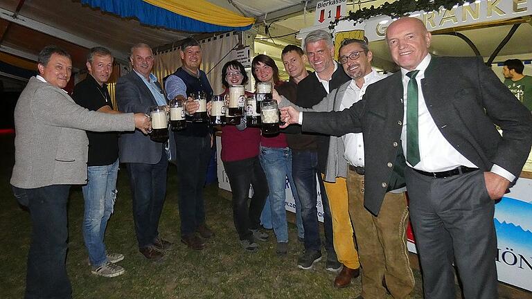 Ein Prosit auf das Brauhaufest! Im Bild (von links) der stellvertretende Bürgermeister von Oberstreu, Michael Türk, ein Vertreter der Freunde aus dem Leinacher Land, Bürgermeister Matthias Liebst, Matthias Leyh, Sandra Schubert, die Vorsitzende der Oberstreuer Musikkapelle, ihre Stellvertreterin Kerstin Ledermann, Brauer Christian Schmitt, der Landtagsabgeordnete Steffen Vogel, Braumeister Gerhard Felber von der Rother Bräu und Landrat Thomas Habermann. Ein Prosit auf das Brauhaufest! Im Bild (von links) der stellvertretende Bürgermeister von Oberstreu, Michael Türk, ein Vertreter der Freunde aus dem Leinacher Land, Bürgermeister Matthias Liebst, Matthias Leyh, Sandra Schubert, die Vorsitzende der Oberstreuer Musikkapelle, ihre Stellvertreterin Kerstin Ledermann, Brauer Christian Schmitt, der Landtagsabgeordnete Steffen Vogel, Braumeister Gerhard Felber von der Rother Bräu und Landrat Thomas Habermann.