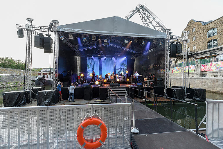 Auf der schwimmenden Bühne spielen lokale Musiker und internationale Stars.