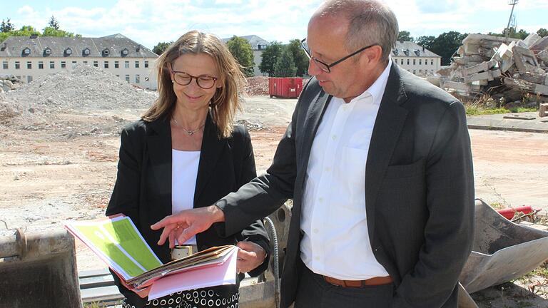 Baureferent Ralf Brettin und Carola Treiber berichteten bei einem Rundgang im Juli auf dem Gelände der Schweinfurter Landesgartenschau 2026 über den aktuellen Stand der Bauarbeiten und Planungen. Baureferent Ralf Brettin und Carola Treiber berichteten bei einem Rundgang im Juli auf dem Gelände der Schweinfurter Landesgartenschau 2026 über den aktuellen Stand der Bauarbeiten und Planungen.
