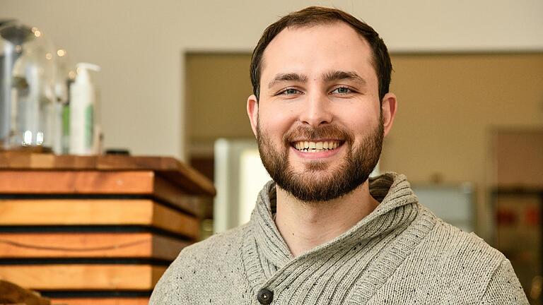 Anfang 2019 gründete Lukas Schwarz mit Partnern die CBD-Shops 'Cannameleon' in Würzburg.