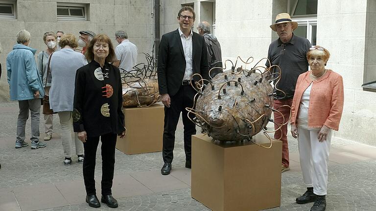 Ausstellung in der Behr-Halle des Rathauses eröffnet (von links): Angelika Summa, Bürgermeister Martin Heilig, Joachim Koch und Laudatorin Dr. Eva-Suzanne Bayer.&nbsp;